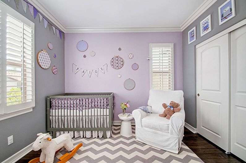 Lila färg i det inre av ett barnrum - Designfoto