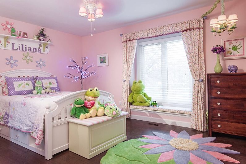 Lila färg i det inre av ett barnrum - Designfoto