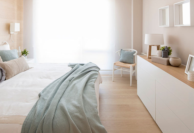 Skandinaviškai smėlio spalvos miegamasis - interjero dizainas