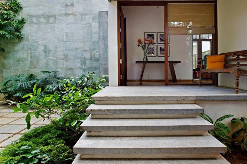 Бетонски украси тријема приватне куће - фотографија