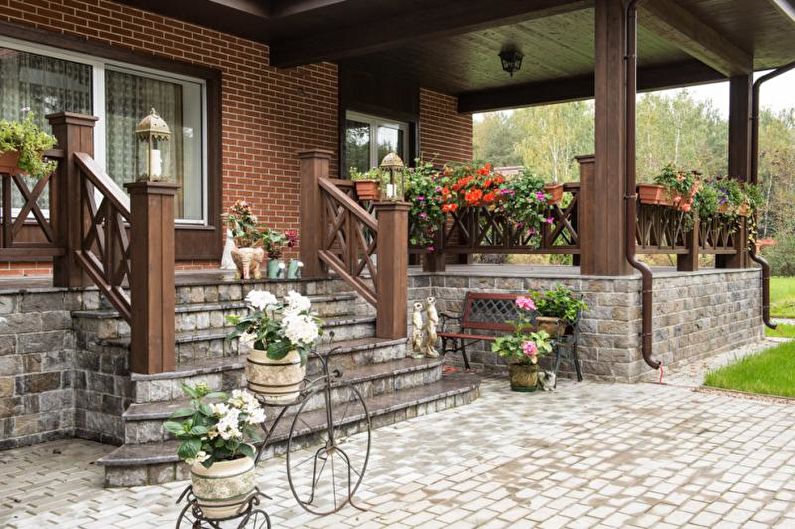 Dekorace kamenné verandy pro soukromý dům - foto