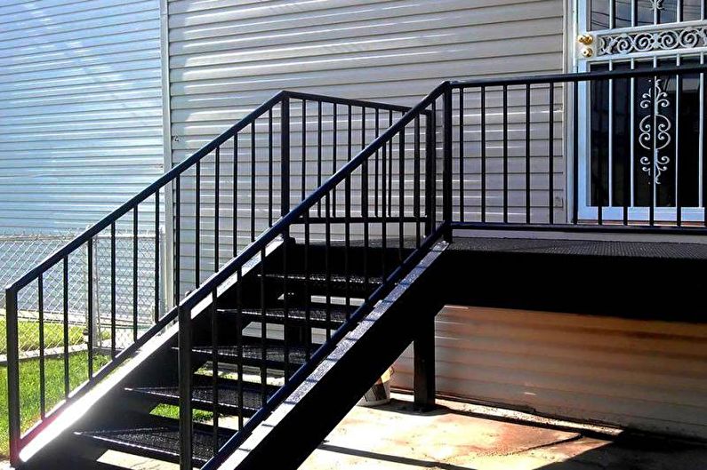 Výroba kovového a kovaného verandy pro soukromý dům - foto