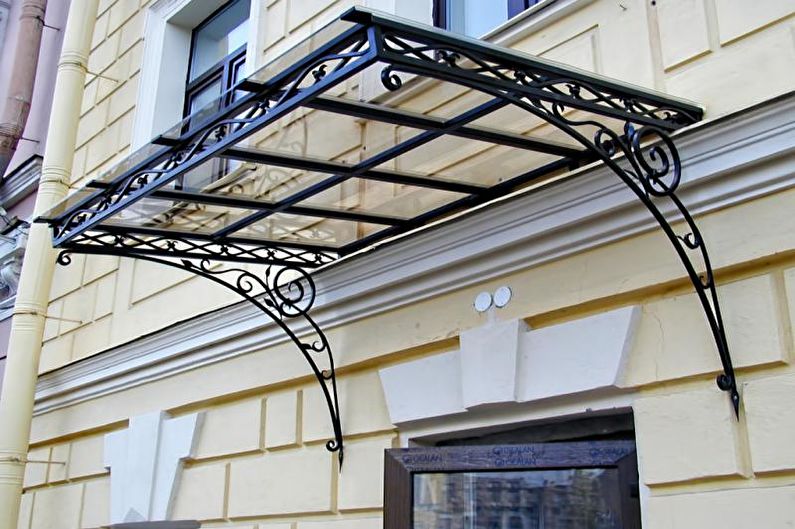 Att göra en metall och smidd veranda för ett privat hus - foto