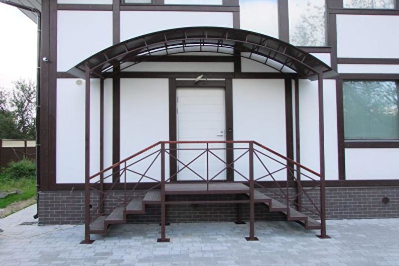 Výroba kovového a kovaného verandy pro soukromý dům - foto