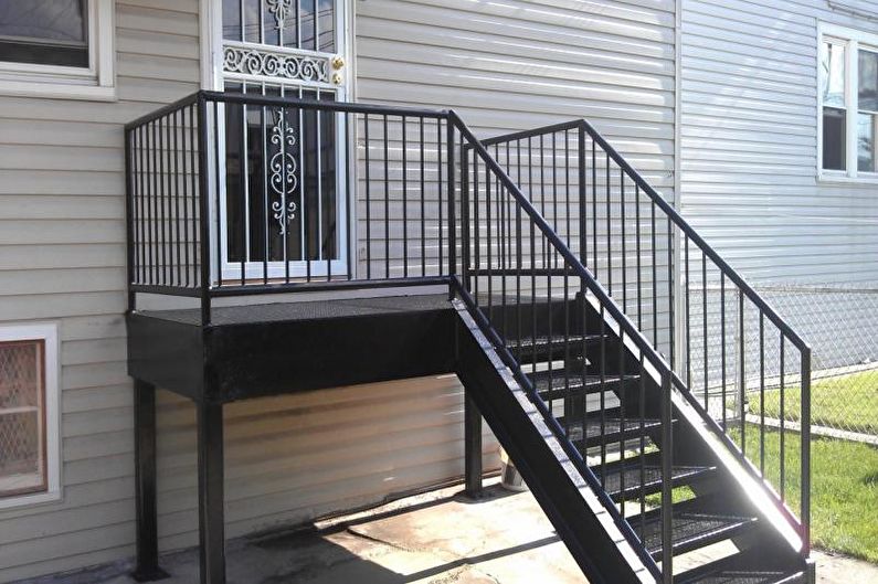 At lave en metal og smed veranda til et privat hus - foto