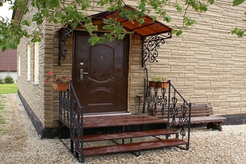 Lage en metall og smidd veranda til et privat hus - foto