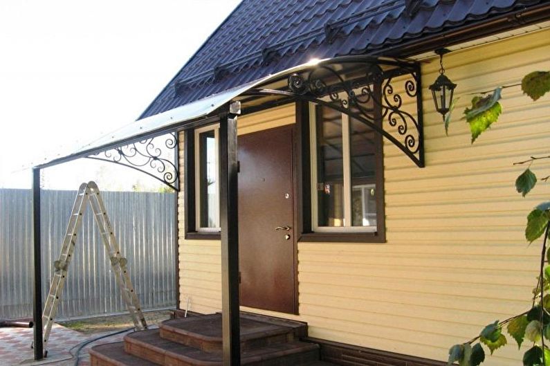 Veranda dekoration med en tak för ett privat hus - foto