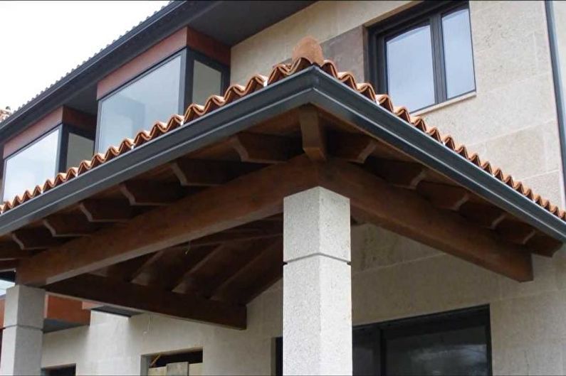 Veranda dekoration med en tak för ett privat hus - foto