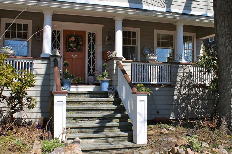 Dekoracija trijema s koracima i šinama za privatnu kuću - fotografija
