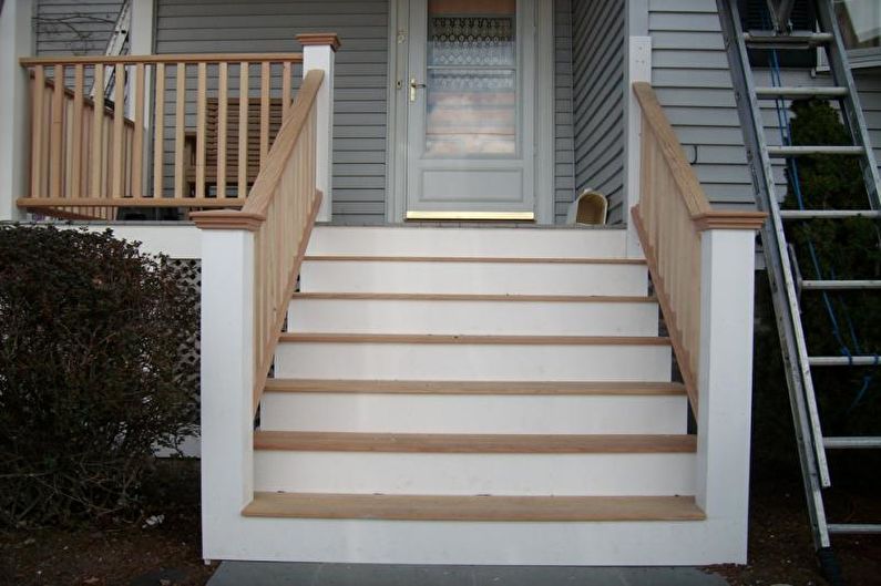 Tornác dekoráció lépcsőkkel és sínekkel egy családi házhoz - fénykép