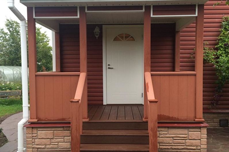 Dekoracija trijema s koracima i šinama za privatnu kuću - fotografija