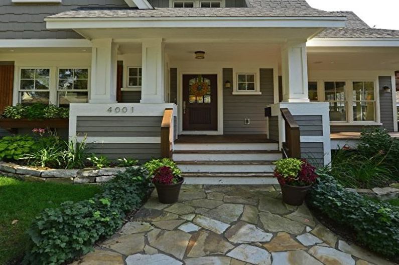 Décoration de porche avec marches et rails pour une maison privée - photo
