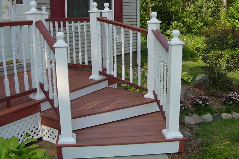 Decor de verandă cu trepte și șine pentru o casă privată - fotografie