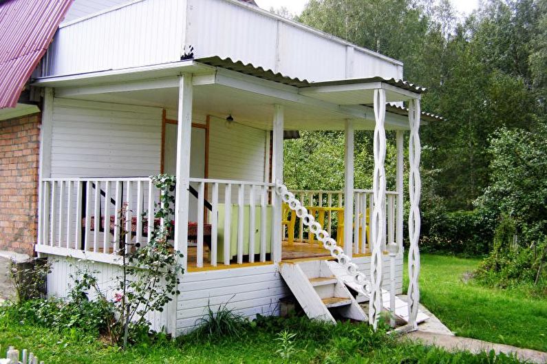 Decor de verandă sub formă de terasă pentru o casă privată - fotografie