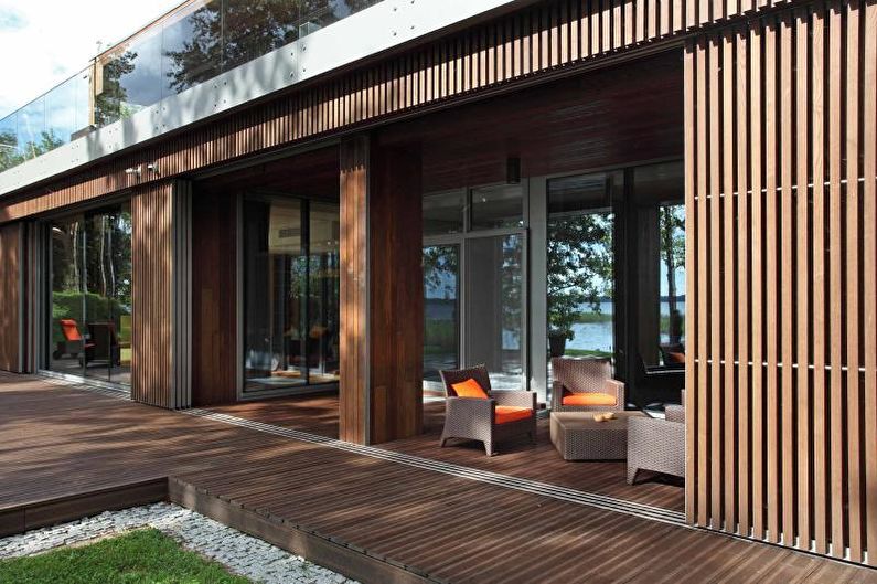 Decor de verandă sub formă de terasă pentru o casă privată - fotografie