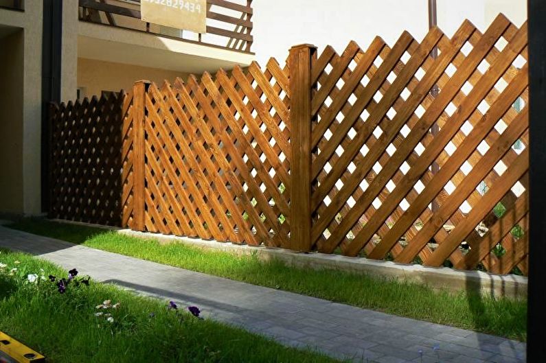 Fából készült kerítések egy házhoz - fénykép