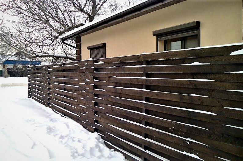 Hàng rào gỗ cho một ngôi nhà riêng - ảnh