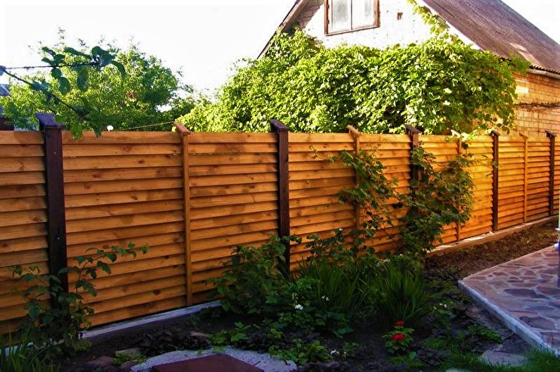 Hàng rào gỗ cho một ngôi nhà riêng - ảnh