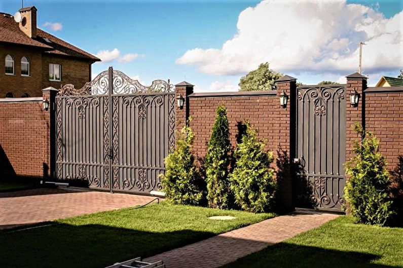 Hàng rào đá cho một ngôi nhà riêng - ảnh