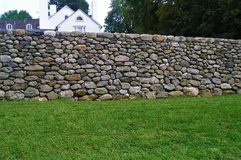 รั้วหินสำหรับบ้านส่วนตัว - ภาพถ่าย