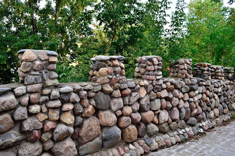 Камена ограда за приватну кућу - фотографија
