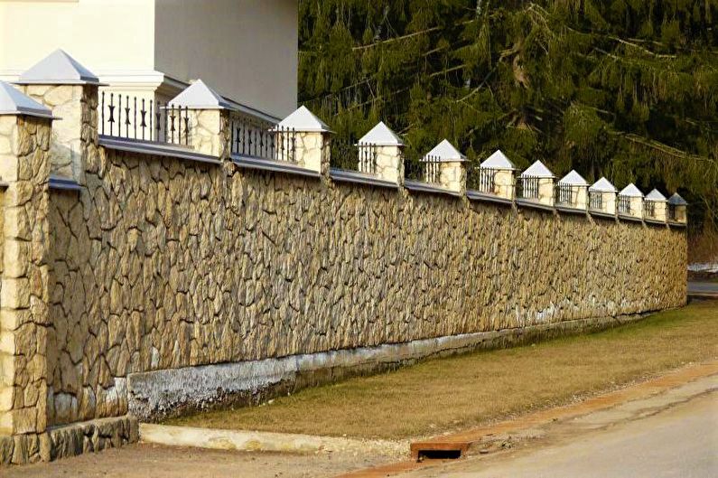 Kamienne ogrodzenie prywatnego domu - zdjęcie