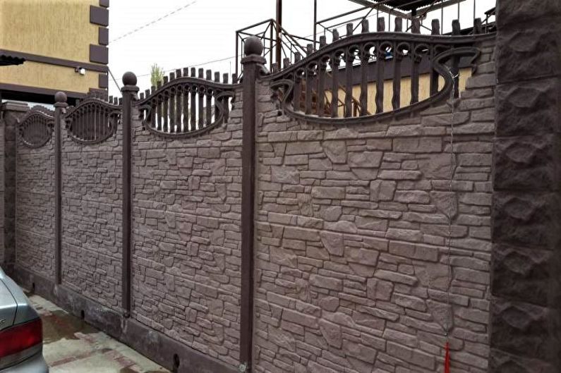 Стоманобетонна ограда за частна къща - снимка