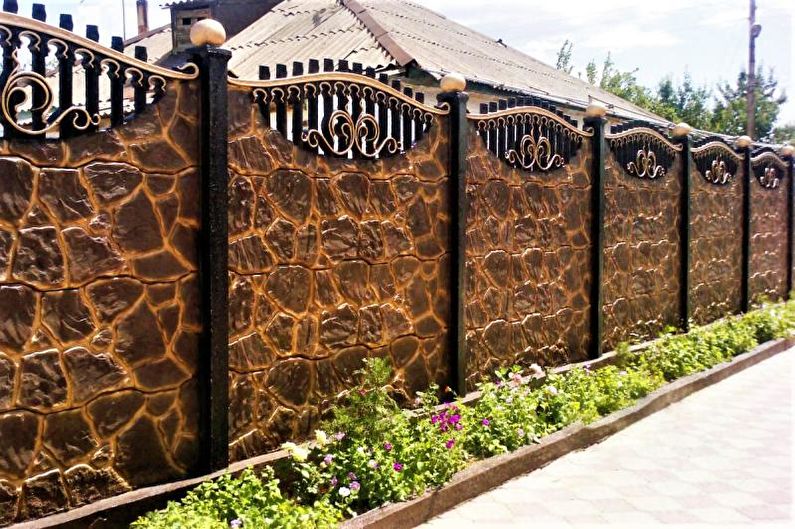 Ојачана бетонска ограда за приватну кућу - фотографија