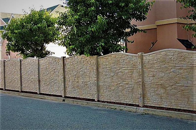 Стоманобетонна ограда за частна къща - снимка