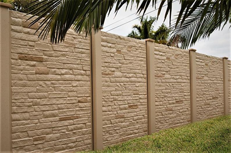 Reinforced concrete fence for a private house - photo