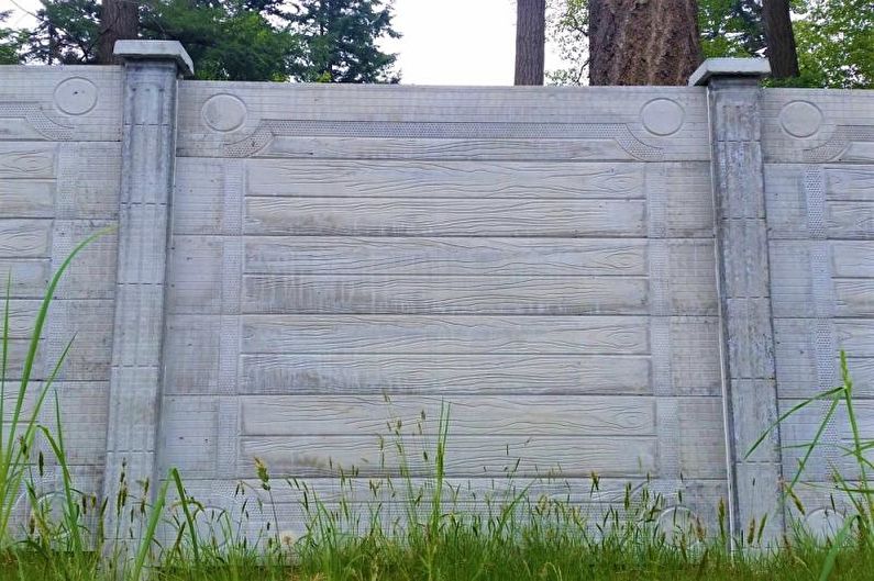 Ојачана бетонска ограда за приватну кућу - фотографија