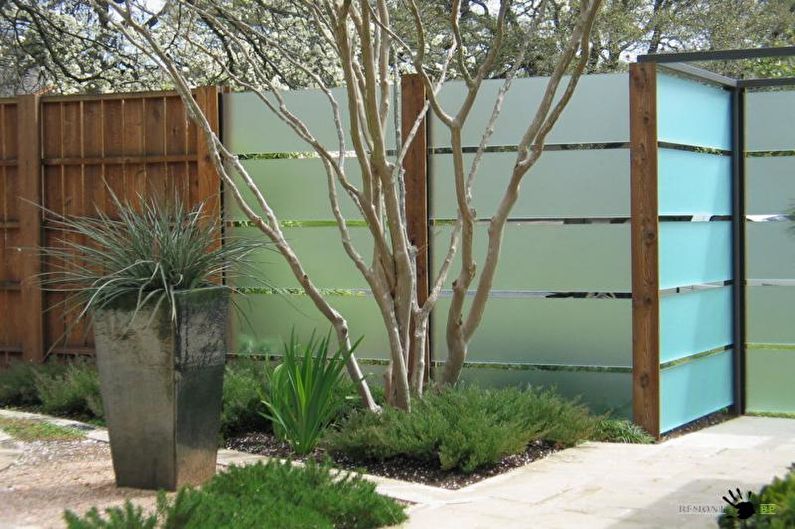 Ограда от комбинации от материали за частна къща - снимка