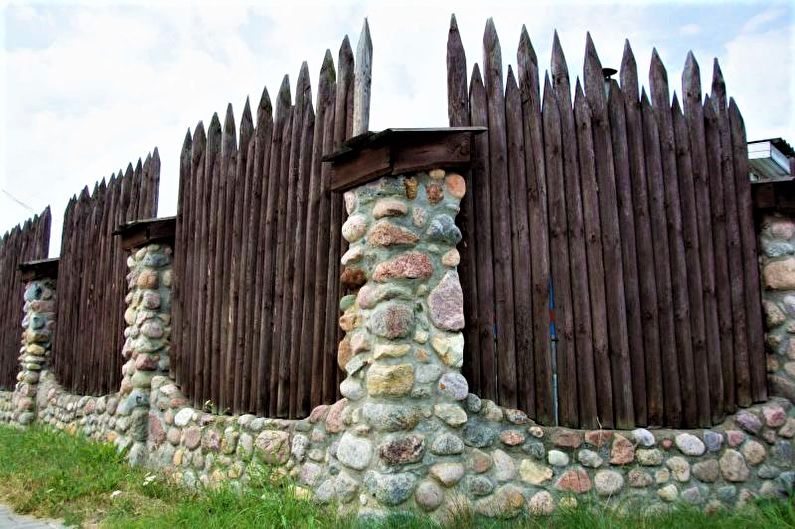Fence from combinations of materials for a private house - photo