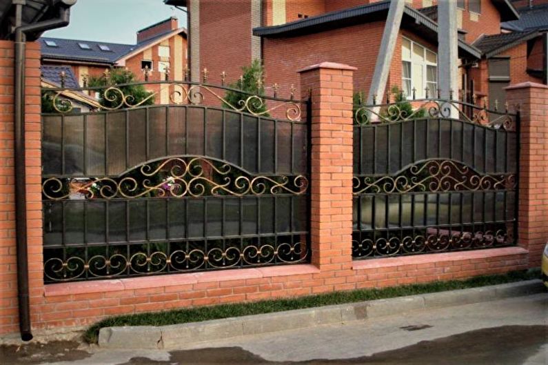 Hàng rào từ sự kết hợp của các vật liệu cho một ngôi nhà riêng - ảnh