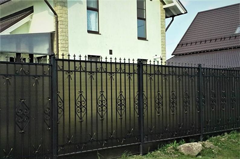 Zaun aus Materialkombinationen für ein Privathaus - Foto