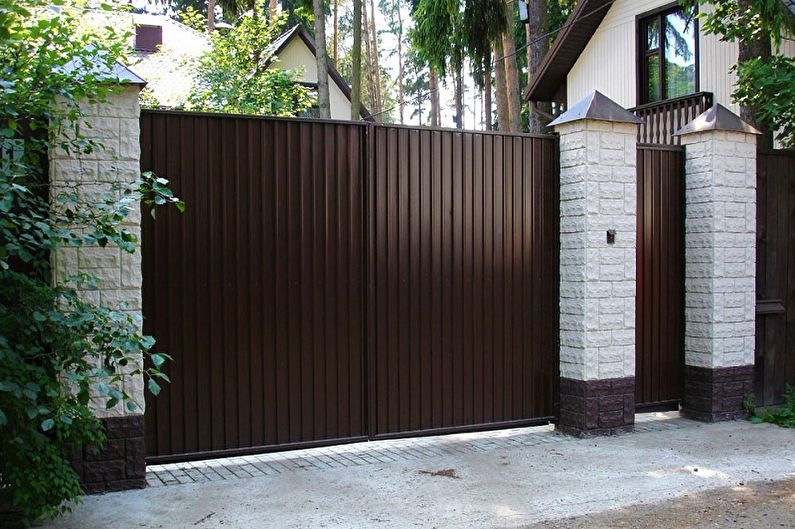 Ограда од комбинације материјала за приватну кућу - фотографија