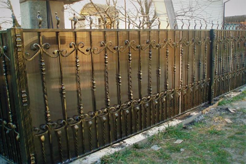 Φράχτη από συνδυασμούς υλικών για ιδιωτική κατοικία - φωτογραφία