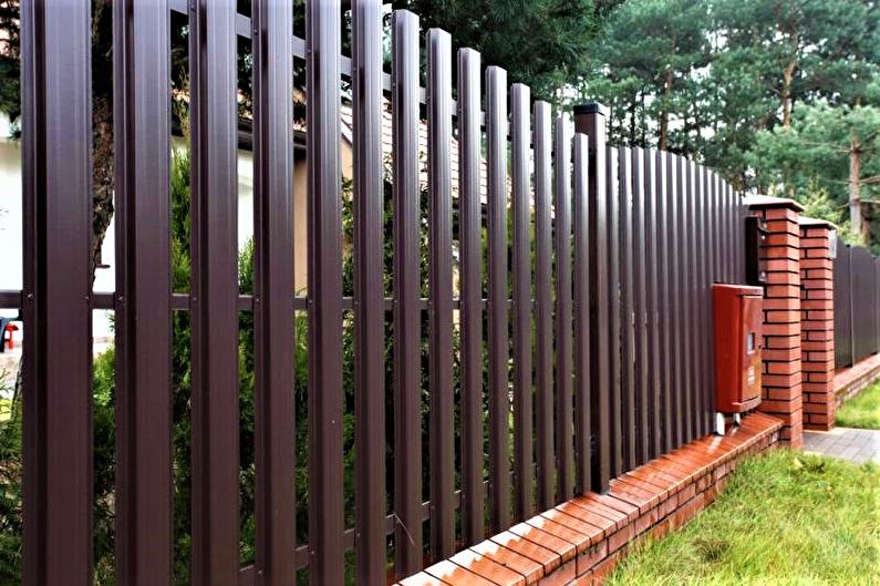 Hàng rào từ sự kết hợp của các vật liệu cho một ngôi nhà riêng - ảnh