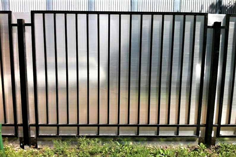 Ограда од комбинације материјала за приватну кућу - фотографија