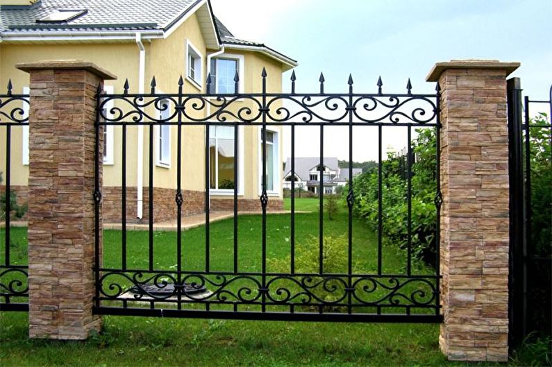 Fence from combinations of materials for a private house - photo