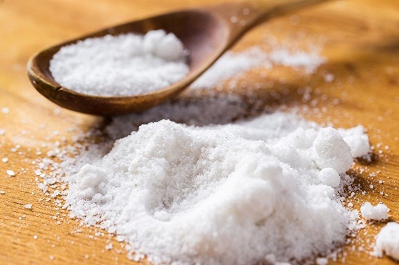 Hogyan tisztítsuk meg a vasat a szénlerakódásoktól - sóval megtisztítjuk a vasat