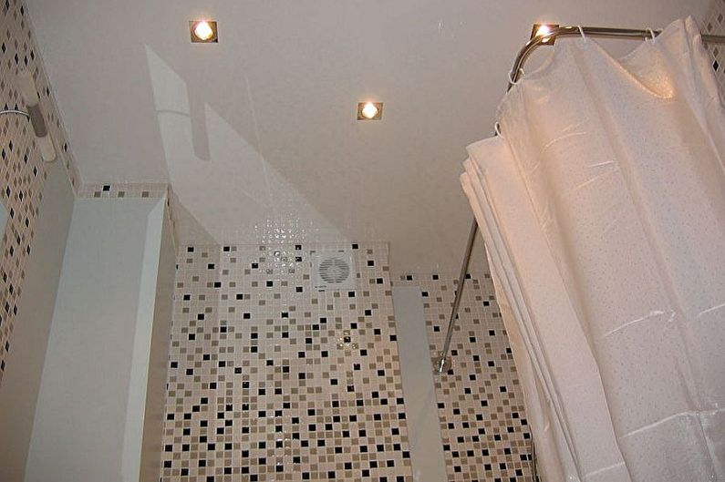 Дизајн купатила 3 ​​м² - стропна декорација