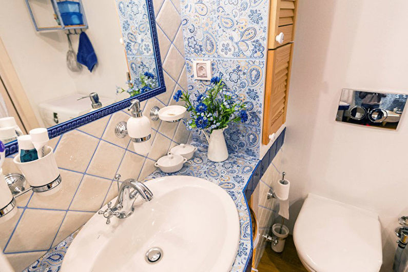 Toilette in Chruschtschow im Stil der Provence - Innenarchitektur