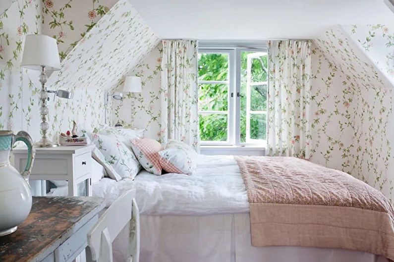 Tavanska spavaća soba u stilu provence - Dizajn interijera