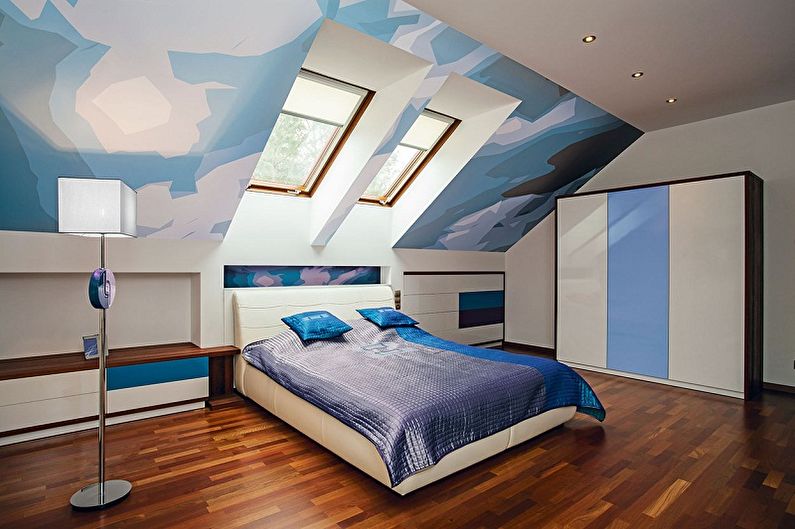 Интериорен дизайн на таванската спалня - снимка