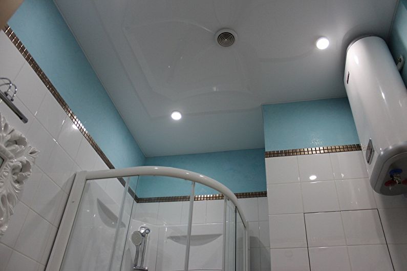 Дизайн на малка баня - покритие на тавана