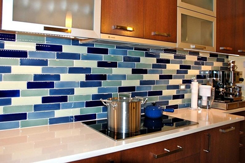 Diseñe un delantal para una cocina de mosaico: elija un color