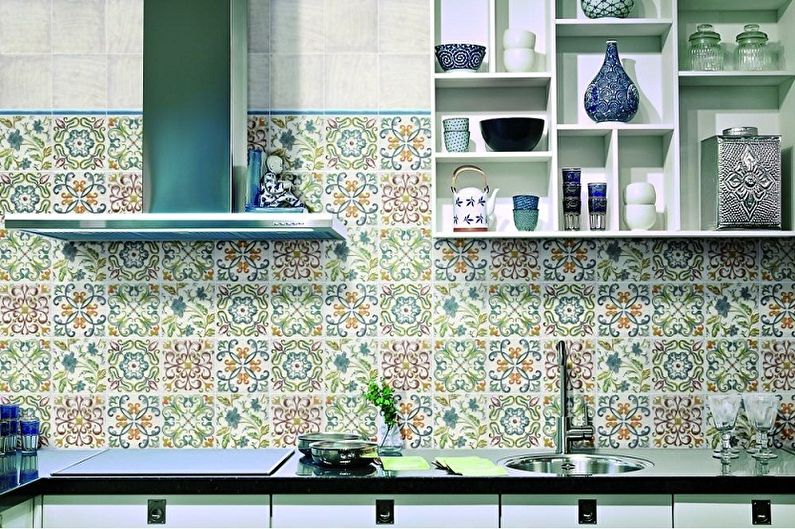 Design de cozinha branco e verde - decoração de parede