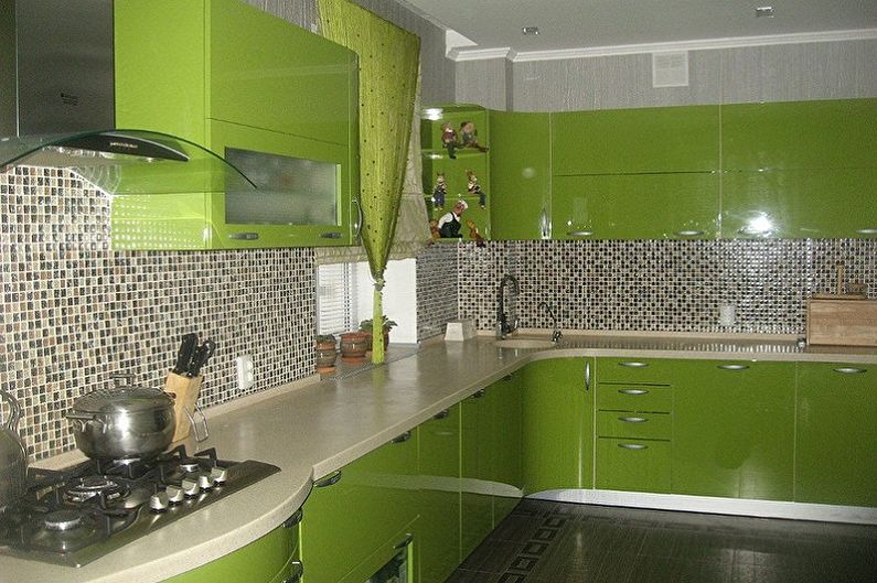 Biela a zelená dizajn kuchyne - dekorácie na stene