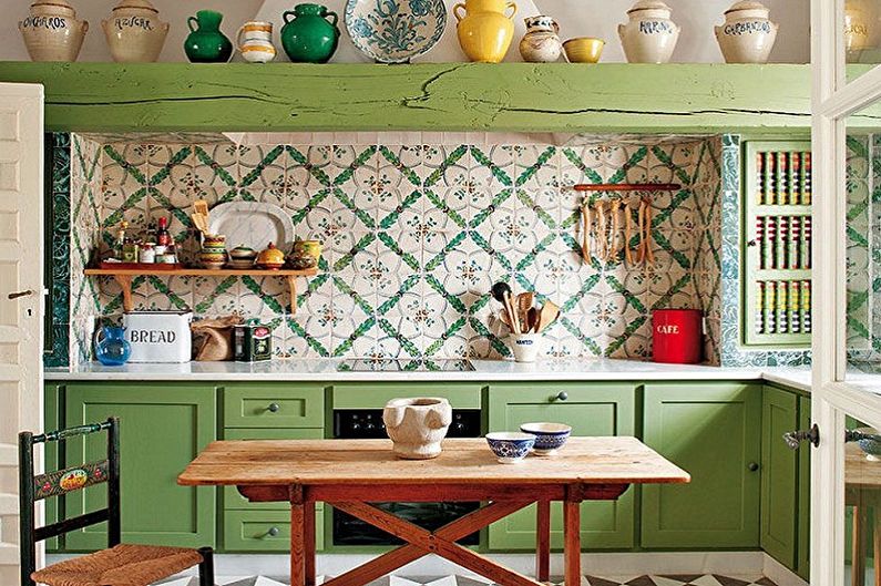 Interiørdesign av et hvitt-grønt kjøkken - foto